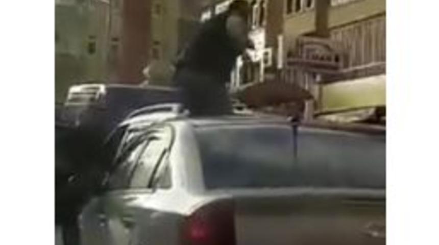 (&ouml;zel Haber) &Ouml;fkeli S&uuml;r&uuml;c&uuml; Otomobilin &Uuml;zerine &Ccedil;ıkıp Tekmelerle &Ouml;n Camını Kırdı