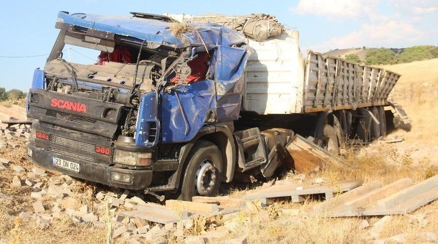 Elazığ’da Tır İle Otomobil Çarpıştı: 4 Yaralı