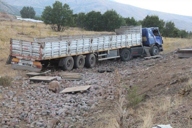 Elazığ’da Tır İle Otomobil Çarpıştı: 4 Yaralı