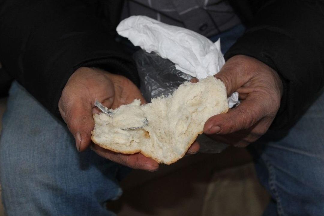 Ekmekten &Ccedil;ay Kaşığı &Ccedil;ıktı, Sosyal Medya Yıkıldı