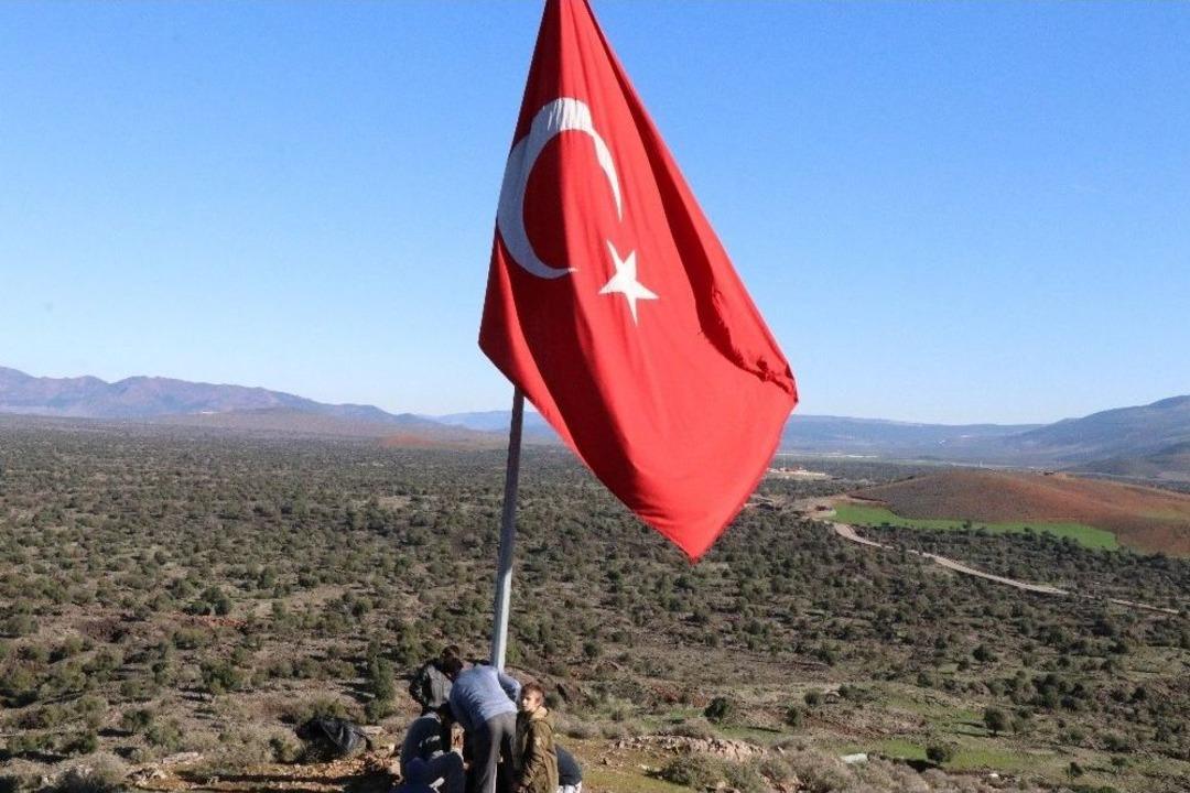 K&ouml;yl&uuml;ler Afrin Sınırına Dev T&uuml;rk Bayrağı Astı