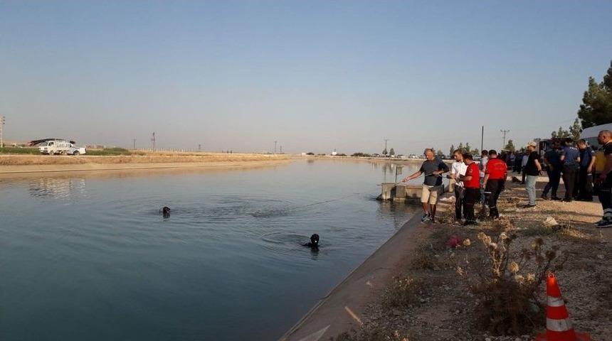 Pikap Sulama Kanalına U&ccedil;tu