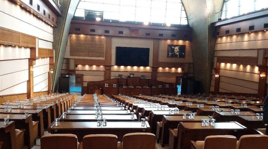 İstanbul B&uuml;y&uuml;kşehir Belediye Başkanı Bug&uuml;n Se&ccedil;iliyor