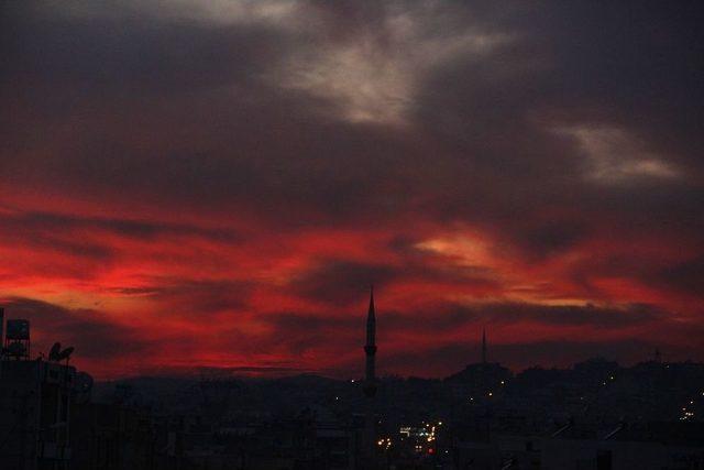 (özel Haber) Şanlıurfa’da Gün Batımı Gökyüzünü Kızıla Boyadı