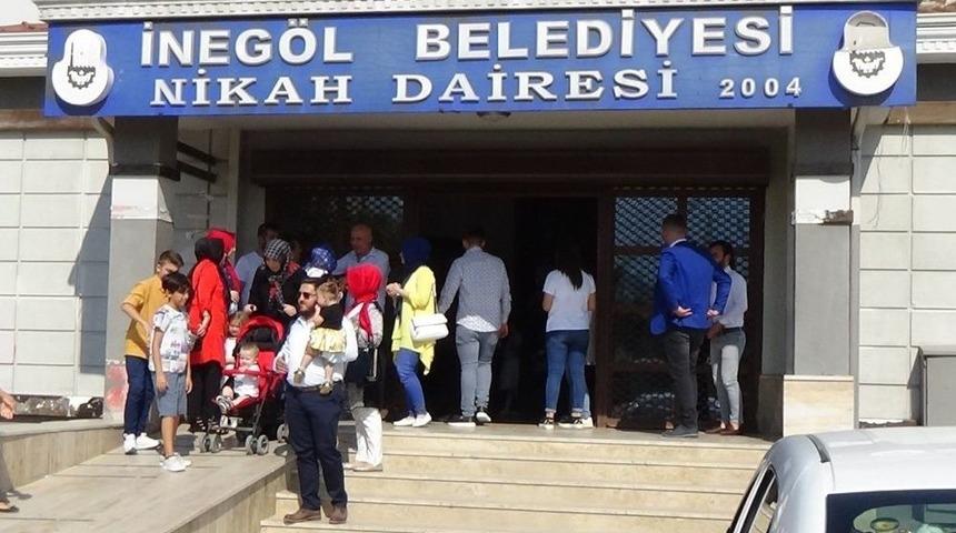 Damat Ve Sağdıcına Nikah Memuru Şınav &Ccedil;ektirdi