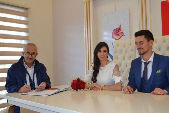 Damat Ve Sağdıcına Nikah Memuru Şınav Çektirdi