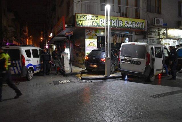 Polis Otosuyla Çarpışan Araç Şarküteriye Girdi