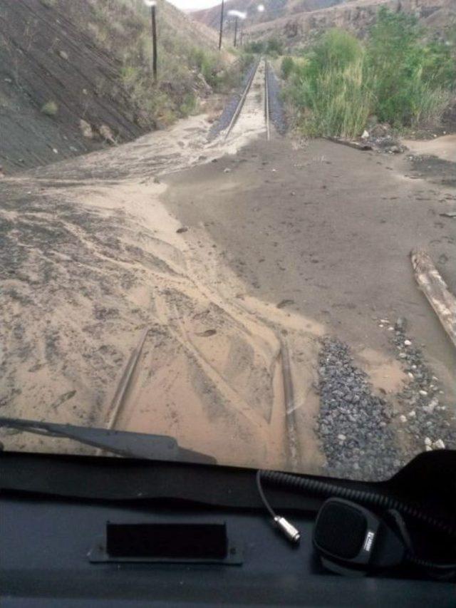 Erzincan-sivas Demir Yolu Heyelan Nedeniyle Ulaşıma Kapandı