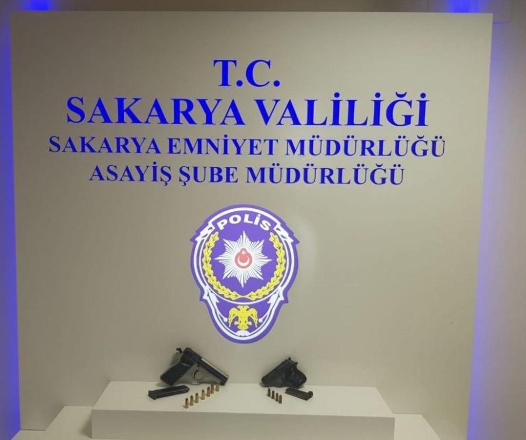 Hastane &Ouml;n&uuml;nde Yaşanan Silahlı Kavga G&uuml;venlik Kamerasında