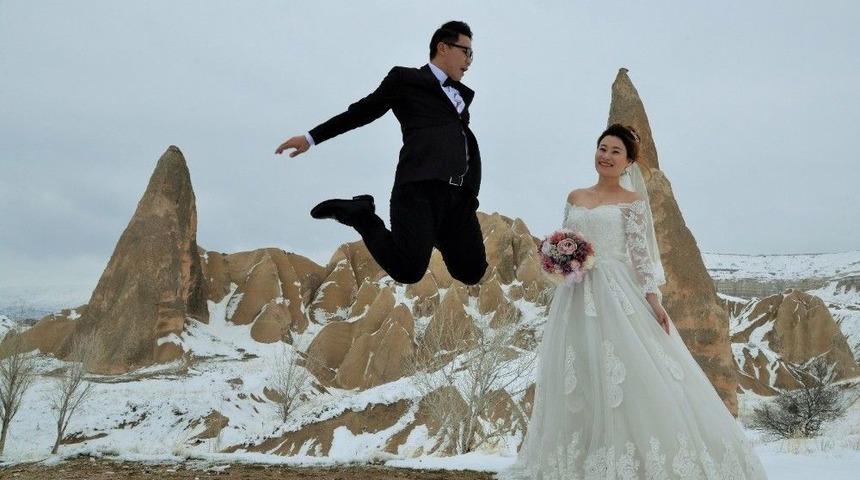 &Ccedil;inli &Ccedil;iftler Gelin Damat Fotoğrafı İ&ccedil;in Kapadokya&rsquo;ya Geliyor