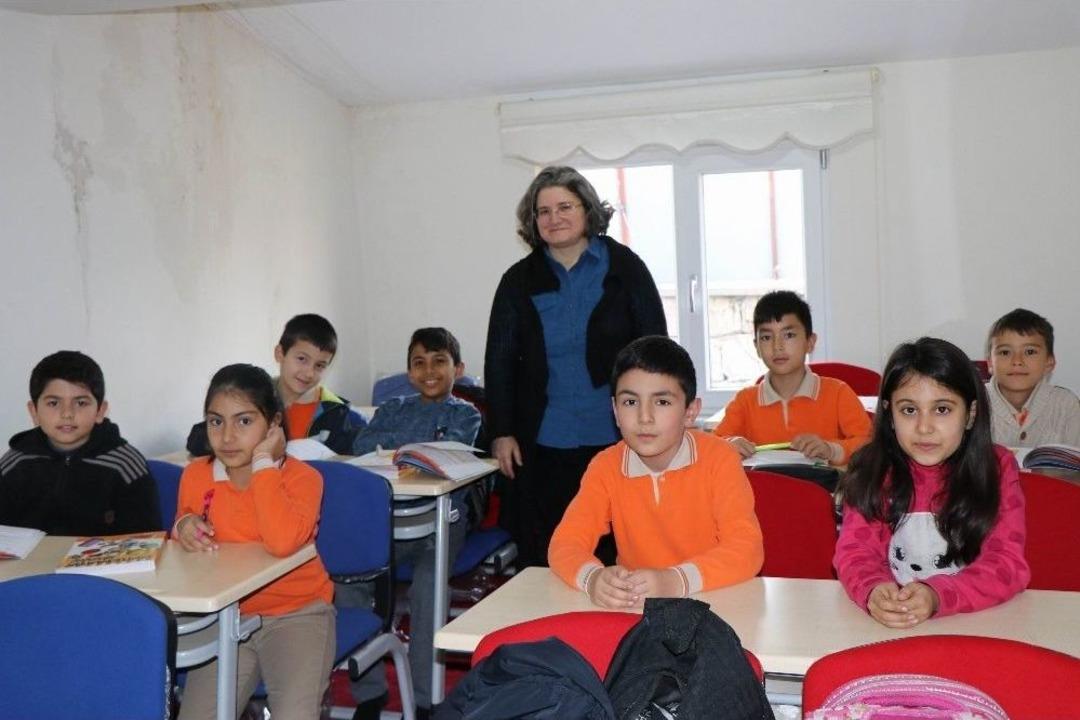 (&ouml;zel Haber) Emekli &Ouml;ğretmen, Eğitime Ve &Ouml;ğrencilere Olan Hasretini &Uuml;cretsiz Ders Vererek Gideriyor