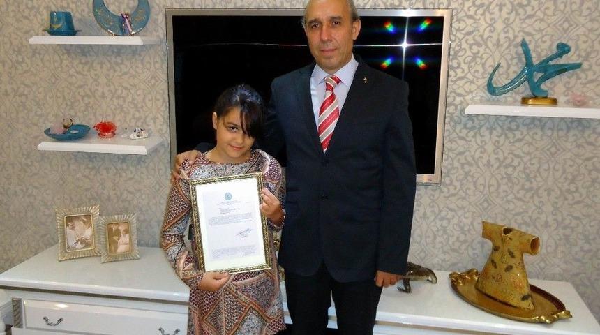 İlkokul &Ouml;ğrencisinden Mehmet&ccedil;ik Vakfı&rsquo;na Bağış