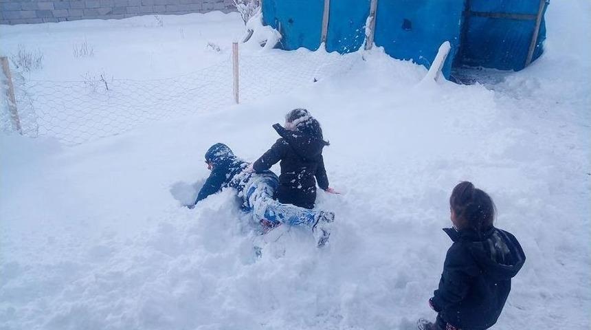 &Ouml;zalp&rsquo;ta Kar Yağışı