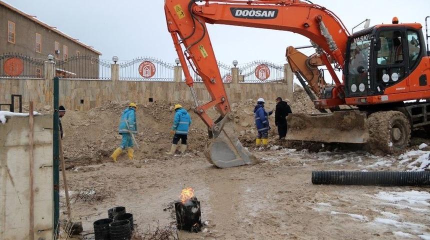 Dondurucu Soğukta Kanalizasyon Çalışması