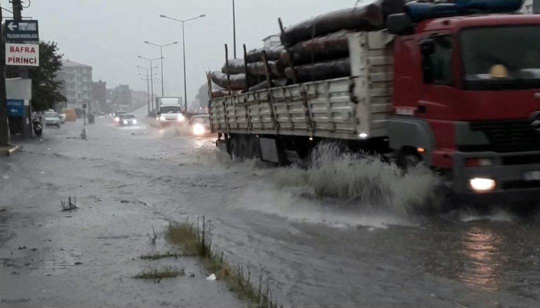 Sağanak Nedeniyle Cadde Ve Sokaklar G&ouml;le D&ouml;nd&uuml;