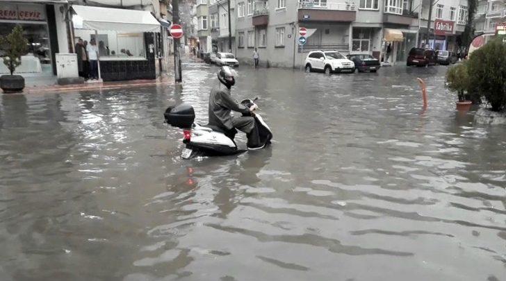 Sağanak Nedeniyle Cadde Ve Sokaklar Göle Döndü G1