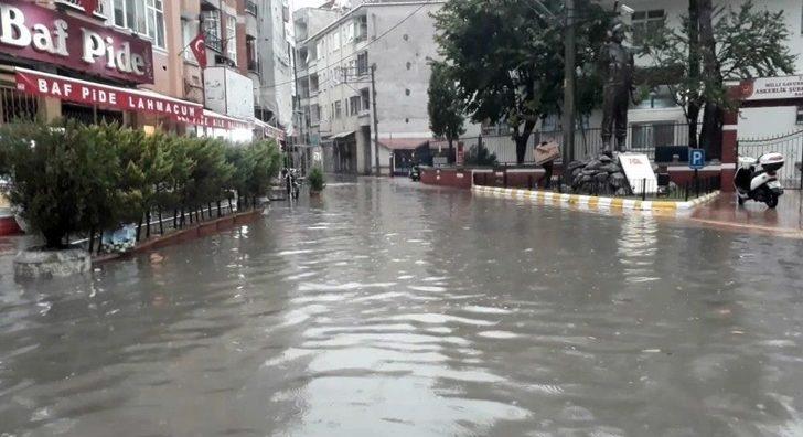 Sağanak Nedeniyle Cadde Ve Sokaklar Göle Döndü G2