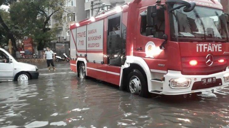Sağanak Nedeniyle Cadde Ve Sokaklar Göle Döndü G4