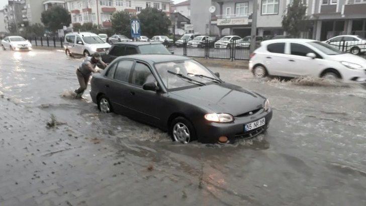 Sağanak Nedeniyle Cadde Ve Sokaklar Göle Döndü G5