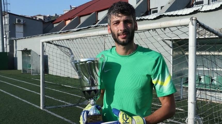 Amatör Takım Kalecisi Parasını Alamayınca Şampiyonluk Kupasına El Koydu