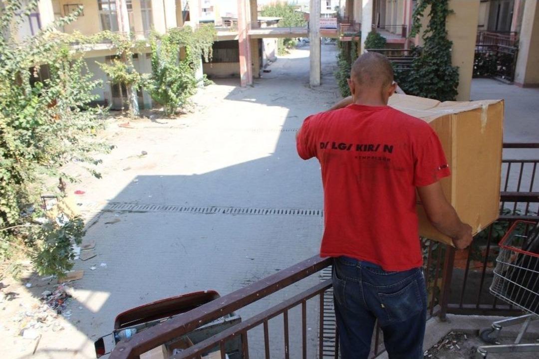 Depoyu Boşaltırken Selfie &Ccedil;eken Hırsızlar Depo Sahibine Yakalandı