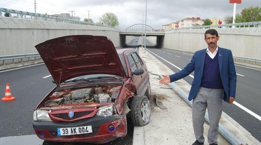 Lastiği Patlayan Otomobil Aydınlatma Direğine &Ccedil;arptı