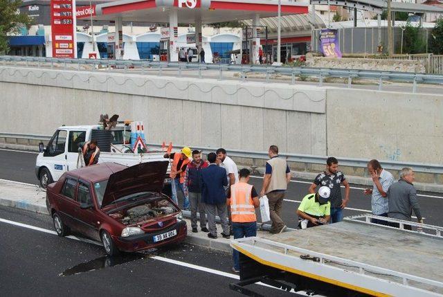 Lastiği Patlayan Otomobil Aydınlatma Direğine Çarptı