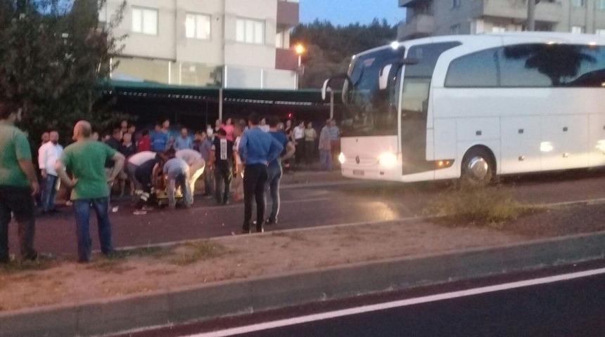 Karşıdan Karşıya Ge&ccedil;erken Otob&uuml;s &Ccedil;arptı