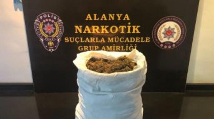 Ş&uuml;pheli Ara&ccedil;lardan 3 Kilo Esrar &Ccedil;ıktı