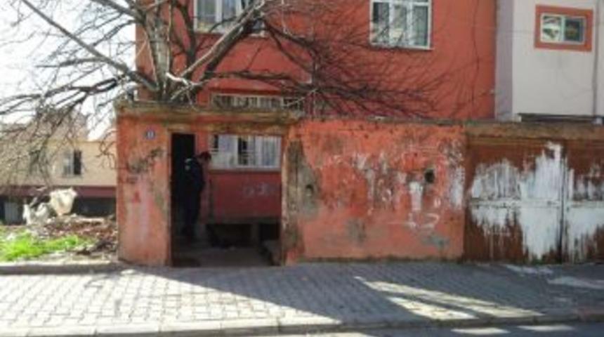 Birlikte Yaşadığı Kadını Ve Arkadaşını Yaraladı