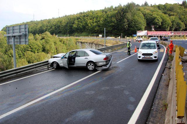 Otomobil bariyerlere çarptı: 3 yaralı