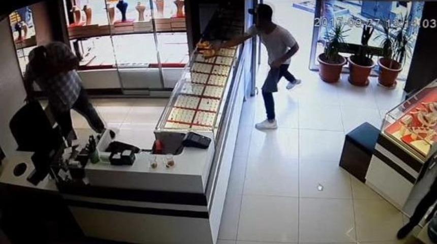 Kuyumcudan Altın Bilezik Hırsızlığı Kamerada
