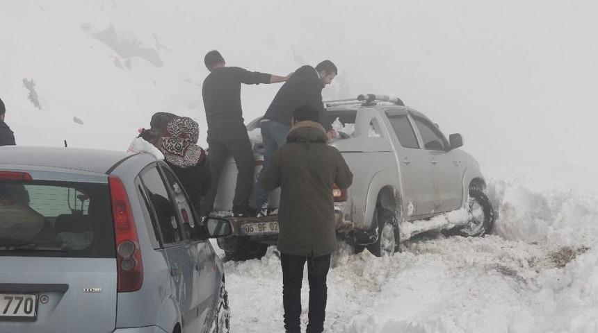 Kayak Merkezi Yolunda Mahsur Kalanlar Kurtarıldı