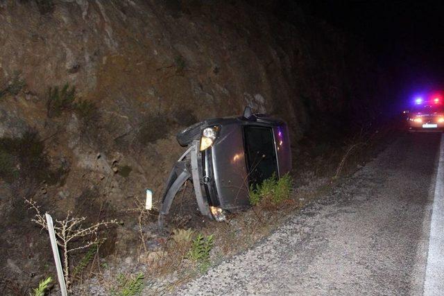 Kuşadası’nda Virajı Alamayan Tatilciler Kanala Yuvarlandı; 1 Yaralı