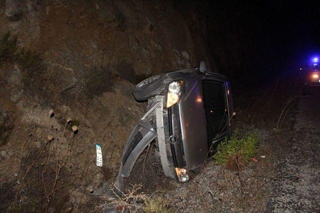 Kuşadası’nda Virajı Alamayan Tatilciler Kanala Yuvarlandı; 1 Yaralı