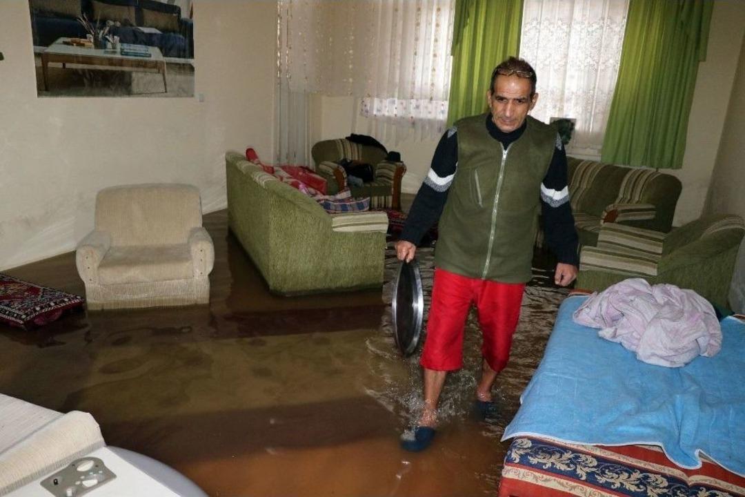 Yozgat&rsquo;ta Sağanak Yağmur Evi Sular Altında Bıraktı