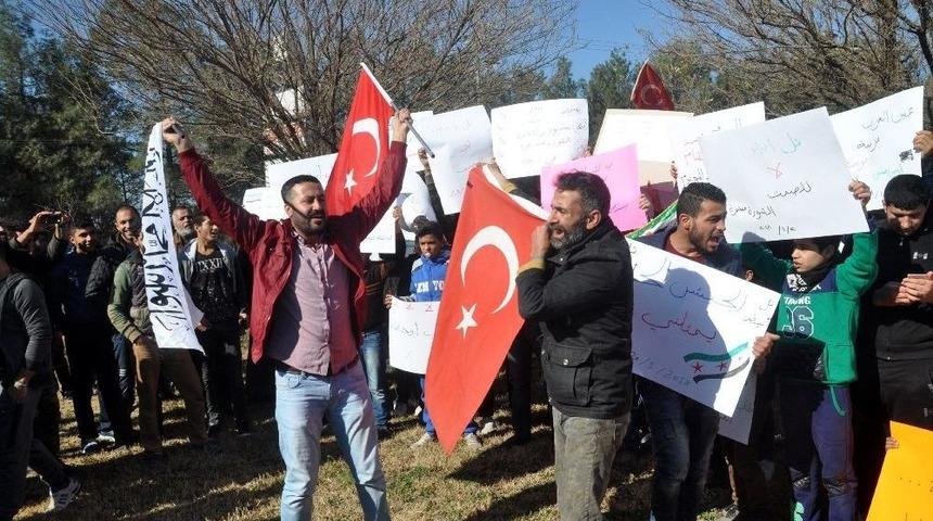 Suriyeliler Sınırda Ypg&rsquo;yi Protesto Etti