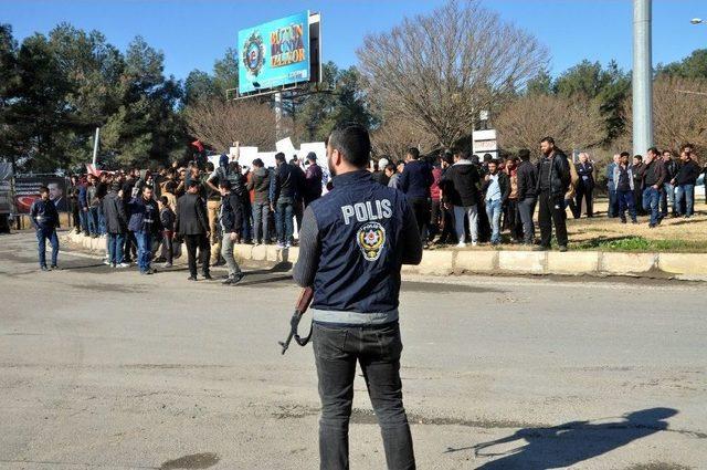 Suriyeliler Sınırda Ypg’yi Protesto Etti