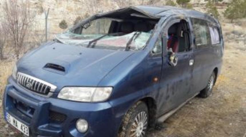 Suriyeli Ailenin İ&ccedil;inde Bulunduğu Minib&uuml;s Devrildi: 8 Yaralı