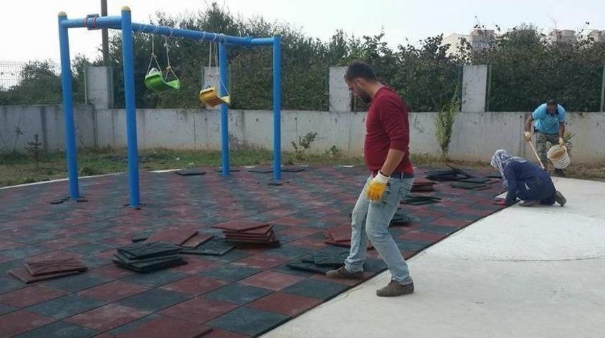 Ak&ccedil;akoca Belediyesi Anaokulu Bah&ccedil;esine Kau&ccedil;uk Zemin