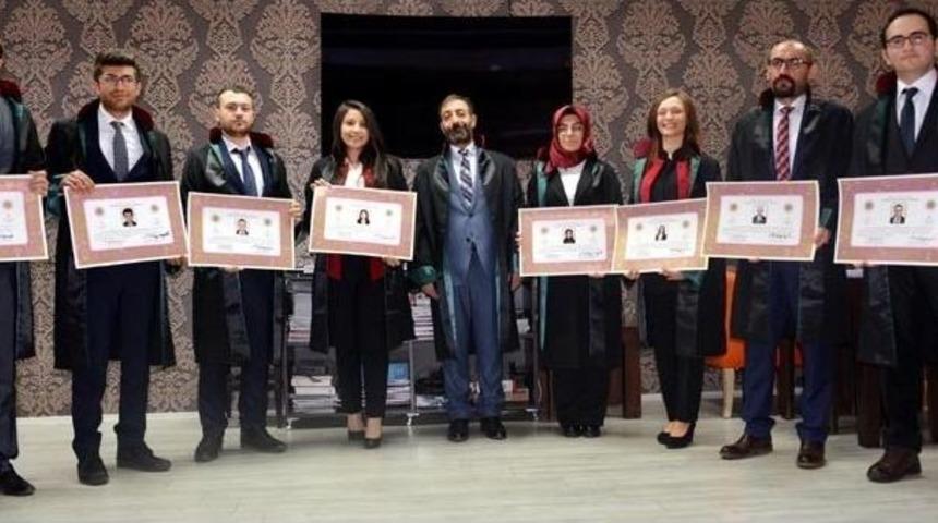 Gen&ccedil; Avukatlar Ruhsatlarını Ailelerinin Elinden Aldı