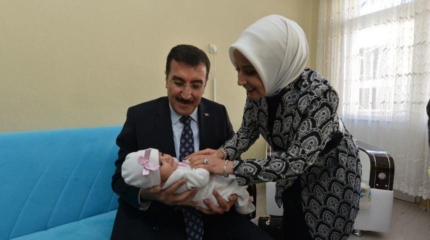 Bakan T&uuml;fenkci&rsquo;den "hayat Seninle G&uuml;zel" Projesinin 10 Bininci Bebeğine Anlamlı Ziyaret