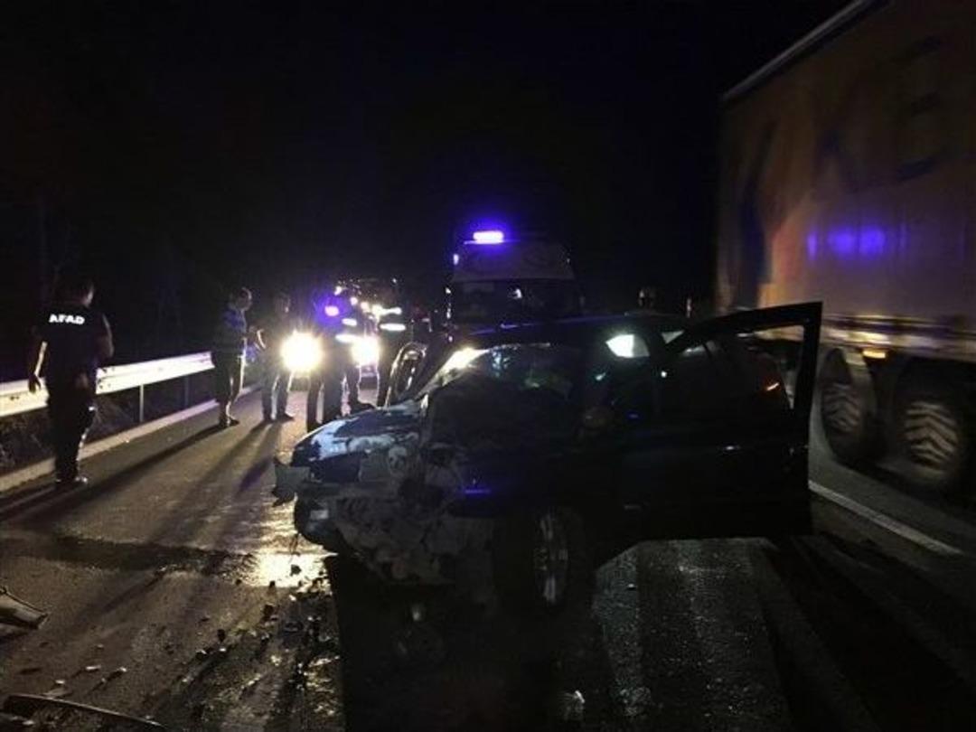 Otomobil, Yolda Arızalanan Tır&rsquo;ın Altına Girdi