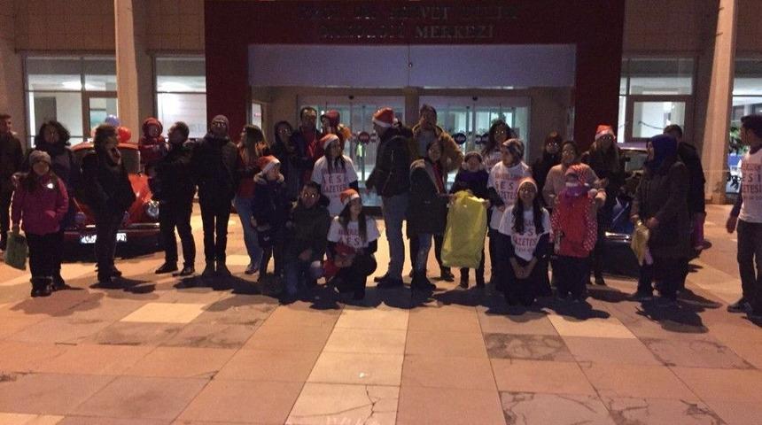 Hastanede Yatan Çocukları Yeni Yılda Yalnız Bırakmadılar