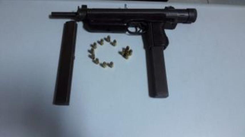 Polis Baza İçinde Otomatik Tabanca Ele Geçirdi