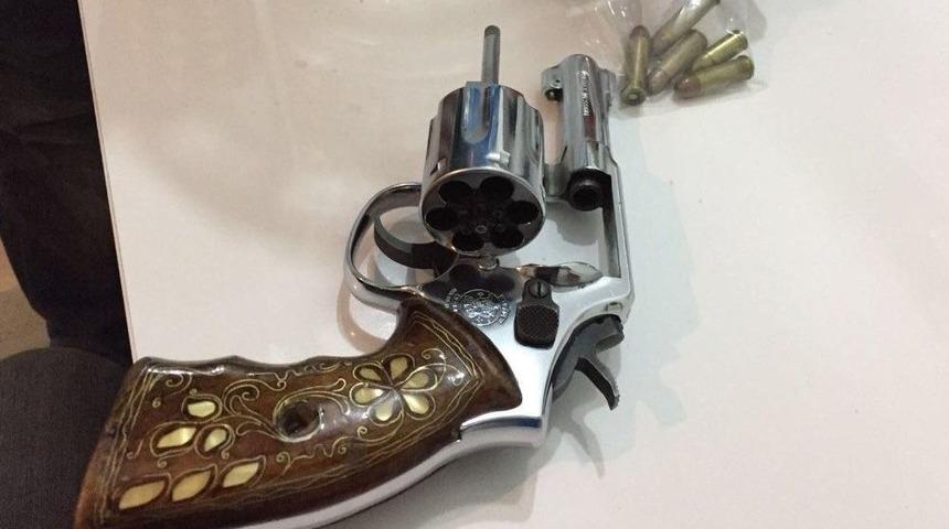 &Ccedil;im Bi&ccedil;me Makinesiyle Bi&ccedil;ilen Otların Arasında Silah Arandı