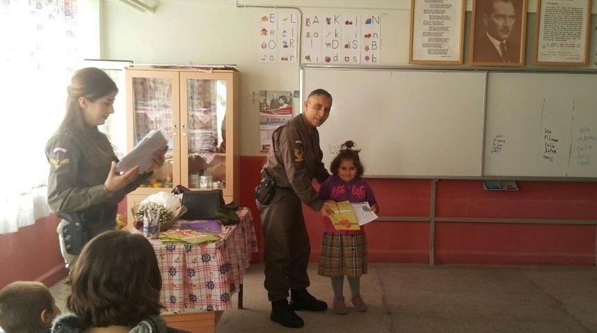 Burhaniye&rsquo;de Jandarma Kitap Dağıttı