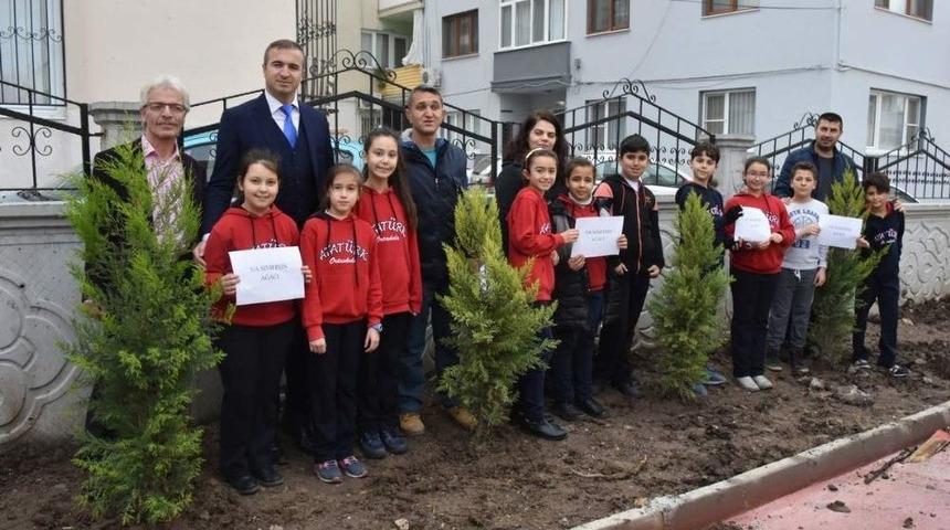 Aliağa&rsquo;da Okul Bah&ccedil;eleri Yeşilleniyor