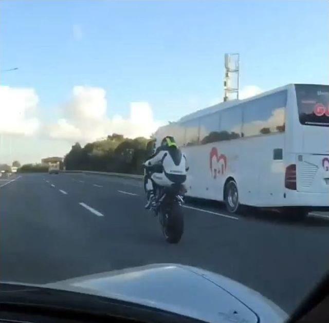 (özel) Tek Tekerlek Üzerinde Giden Motosikletli, Acun Ilıcalı’ya Yakalandı