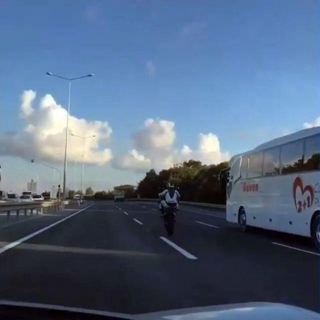 (özel) Tek Tekerlek Üzerinde Giden Motosikletli, Acun Ilıcalı’ya Yakalandı